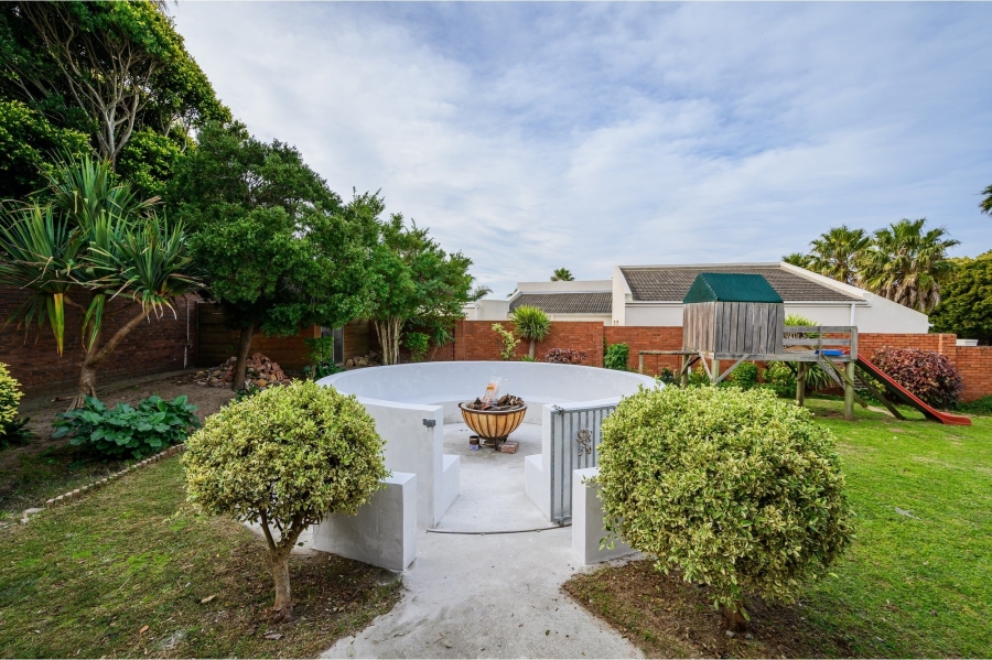 5 Bedroom Property for Sale in Summerstrand Eastern Cape